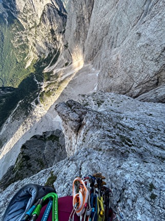 Anna Chiaruttini - Anna Chiaruttini in solitaria sulla 'Deye Peters' alla Torre delle Madri dei Camosci (Alpi Giulie) Anna Chiaruttini - Anna Chiaruttini in solitaria sulla 'Deye Peters' alla Torre delle Madri dei Camosci (Alpi Giulie)