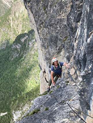 Croda Bagnata, Dolomiti, Tobias Engl, Florian Huber, Damian Pitscheider - Tobias Engl nella parte alta della via 'Reise zum Riesen' alla Croda Bagnata in Val di Landro (Dolomiti) Croda Bagnata, Dolomiti, Tobias Engl, Florian Huber, Damian Pitscheider - Tobias Engl nella parte alta della via 'Reise zum Riesen' alla Croda Bagnata in Val di Landro (Dolomiti)