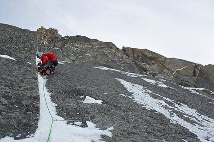 Aiguille du Peigne, Monte Bianco - Corrado Korra Pesce in azione su Full love... for dry and ice (V, 5+,M6 R, 500m)