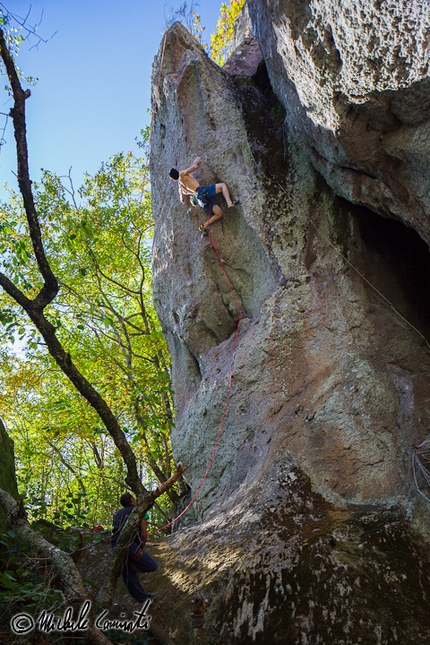 Amiata, nuovi boulder in Toscana per Michele Caminati