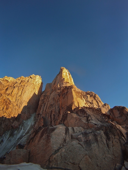 Renland, Greenland - Midnight Solarium, (7b, 45°, 1100m).