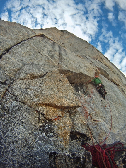 Renland, Greenland - Midnight Solarium, (7b, 45°, 1100m)