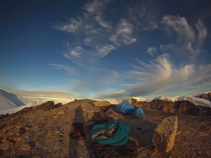 Renland, Greenland - Midnight Solarium, (7b, 45°, 1100m)