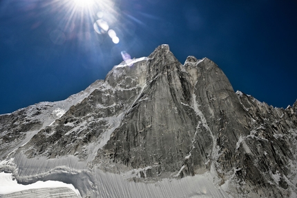 Arwa Spire - Fior di Vite (800m, 90°, M5, 7a), Arwa Spire (6193m), India. First free ascent: Roger Schäli and Simon Gietl 28/09/2012