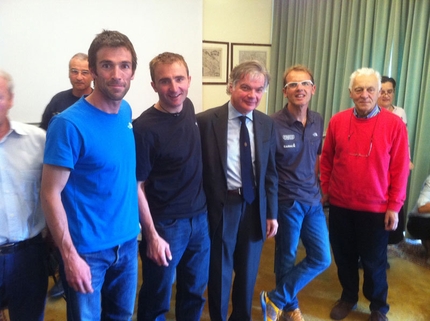 Master 2° livello in Medicina di Montagna - Hervè Barmasse, Ueli Steck, Luigi Festi, Simone Moro ed Alberto Alliaud consigliere nazionale CAI, dopo la lezione dibattito del 24/10/2012 che ha chiuso il Master di Medicina di Montagna.