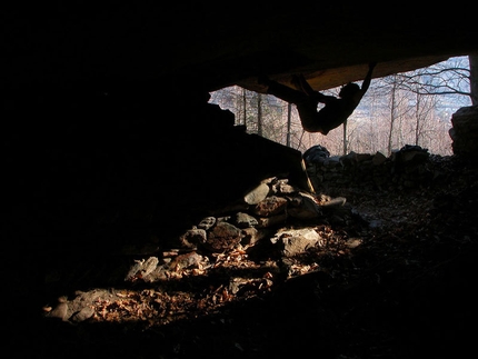 Fotografare l'azione dell'arrampicata - Tetto in un blocco di Chiomonte