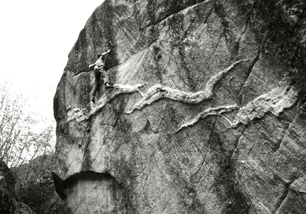 Fotografare l'azione dell'arrampicata - Simone Pedeferri su un tiro da lui chiodato in val Masino area Remenno