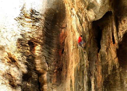 Fotografare l'azione dell'arrampicata - Mario Vanni alla grotta dell’'Edera a Finale