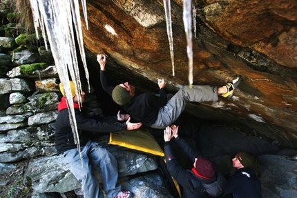 Fotografare l'azione dell'arrampicata - Mauro Calibani su un blocco invernale in val Verzasca area fiume