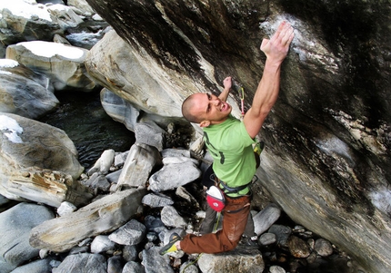 Fotografare l'azione dell'arrampicata - Uscita estrema per Enrico Baistrocchi su Onix 8c aperto da Bock area fiume di  Chironico