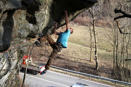 Fotografare l'azione dell'arrampicata - Enrico Baistrocchi su “Quindi quindi” tiro chiodato e liberato da lui al Sasso del Drago in val Chiavenna