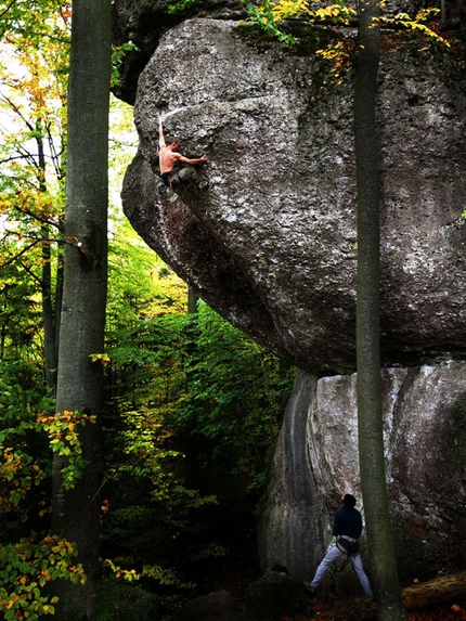 Fotografare l'azione dell'arrampicata - Frankenjura: la bellissima prua con una linea a destra di Action Directe chiamata Slimline