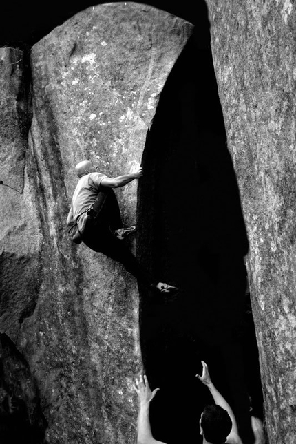 Fotografare l'azione dell'arrampicata - Rudi Colli scala la Chimera in val Masino