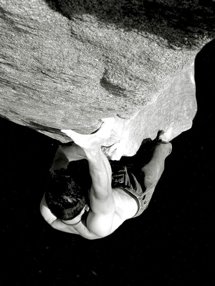 Fotografare l'azione dell'arrampicata - Scalando blocchi a Stanage in Inghilterra