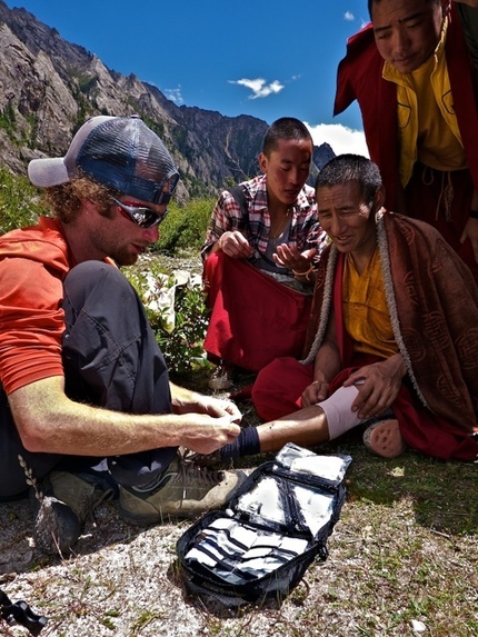 Kemailong, Shaluli Shan, China - Salzar first aid monks