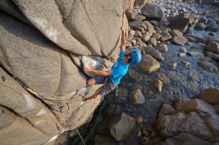 Capo Pecora, Sardegna - Andrea Mannias su Poseidon (7a)