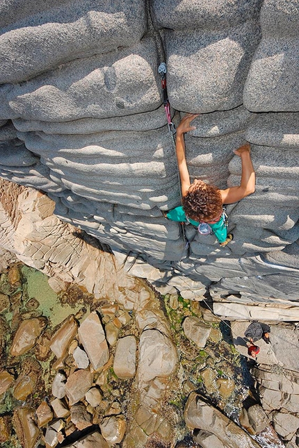 Capo Pecora, Sardinia - Cecilia Marchi climbing up Onda