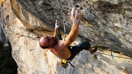 Iker Pou - Iker Pou sul progetto Bombé bleu a Buoux, Francia