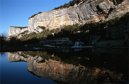 Bombé bleu at Buoux attempted by Nicolas Januel