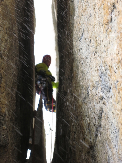 Fitz Roy, Patagonia - Un mar de suenos! (Jorge Ackermann, Michael Lerjen-Demjen, 1200m, 7a, A3, M4, 14-17/11/2012)