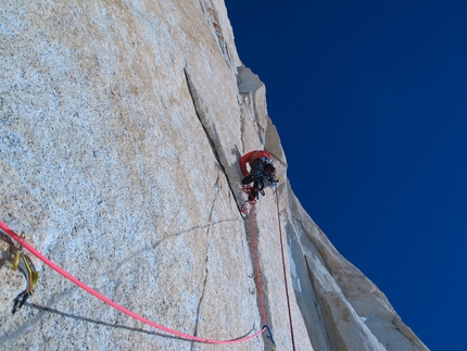 Fitz Roy, Patagonia - Un mar de suenos! (Jorge Ackermann, Michael Lerjen-Demjen, 1200m, 7a, A3, M4, 14-17/11/2012)