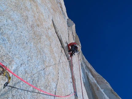 Fitz Roy, Patagonia - Un mar de suenos! (Jorge Ackermann, Michael Lerjen-Demjen, 1200m, 7a, A3, M4, 14-17/11/2012)