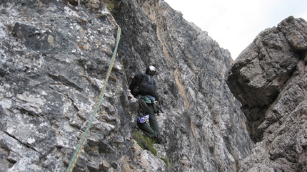 Sogno Infinito, Sasso delle Dieci, Dolomiti - Simone Rossin sale verso il tratto di VI