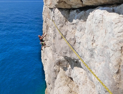 Sperlonga - Paolo Bongianni on the traverse of Hellzapoppin, montagna spaccata, Gaeta