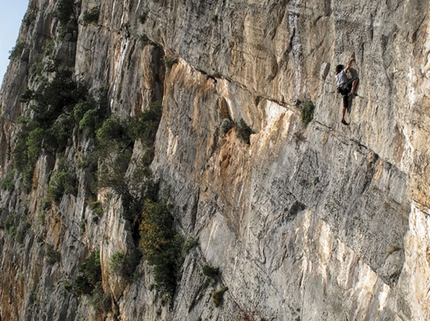 Sperlonga - Enrico Scalia alla parete del Chiromante