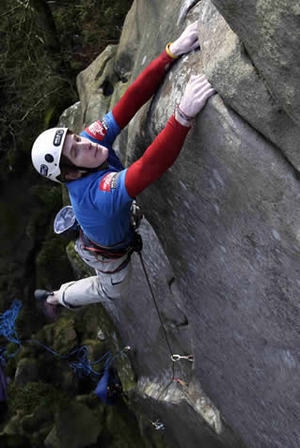 The Groove - James Pearson nearing the top of The Groove E10 7b, Cratcliffe Tor, Inghilterra