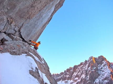 Mont Rouge di Greuvetta, Monte Bianco - 20/11/2012: Matt Helliker e Jon Bracey su Eyes Wide Shut (900m, ED1, M6, AO, UIAA IV+) sulla parete NE del Mont Rouge di Greuvetta (massiccio del Monte Bianco)