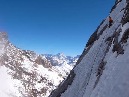 Mont Rouge di Greuvetta, Monte Bianco - 20/11/2012: Matt Helliker e Jon Bracey su Eyes Wide Shut (900m, ED1, M6, AO, UIAA IV+) sulla parete NE del Mont Rouge di Greuvetta (massiccio del Monte Bianco)