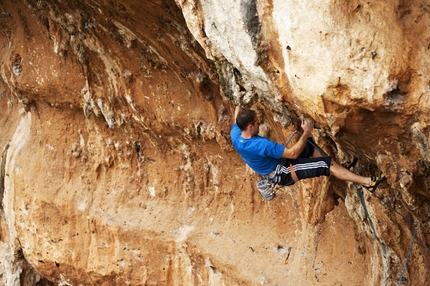 Ragni Lecco tour sud Italia - Paolo Spreafico in arrampicata su una falesia della zona di Siracusa