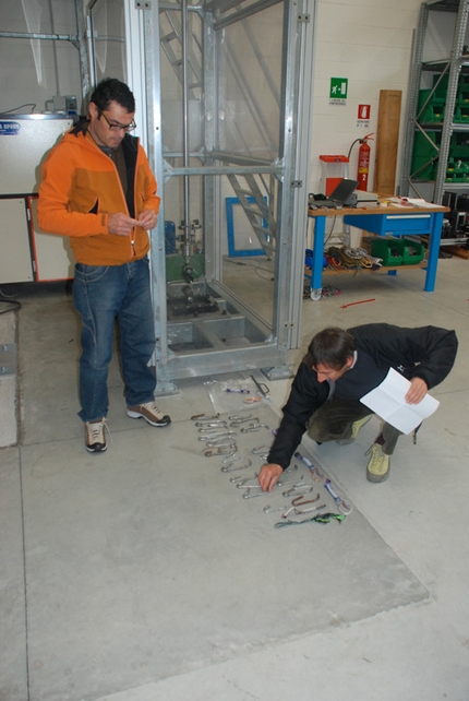 Moschettoni per le soste - Emanuele Pellizzari e Giuliano Bressan nel Laboratorio del Centro Studi Materiali e Tecniche del CAI (Taggì di Sopra - Villafranca Padovana - Pd)
