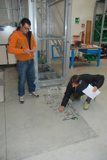 Carabiners used at belay stations - Emanuele Pellizzari and Giuliano Bressan at the laboratory Centro Studi Materiali e Tecniche del CAI (Taggì di Sopra - Villafranca Padovana - Pd)