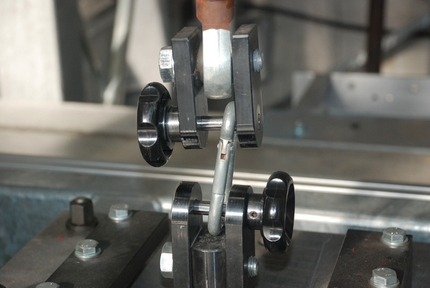 Moschettoni per le soste - Prove di tenuta nel Laboratorio del Centro Studi Materiali e Tecniche del CAI (Taggì di Sopra - Villafranca Padovana - Pd)