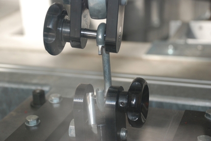 Moschettoni per le soste - Prove di tenuta nel Laboratorio del Centro Studi Materiali e Tecniche del CAI (Taggì di Sopra - Villafranca Padovana - Pd)