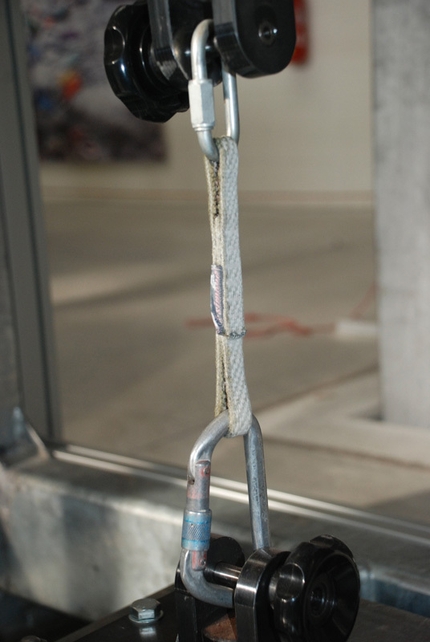 Moschettoni per le soste - Prove di tenuta nel Laboratorio del Centro Studi Materiali e Tecniche del CAI (Taggì di Sopra - Villafranca Padovana - Pd)