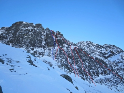 Pizzo del Becco - Spallone Pizzo del Becco: in blu, Becche al becco, in rosso le tre nuove vie: Fò di BAL, Beccati questa goulotte, Bo. In rosso tratteggiato, SuperMario