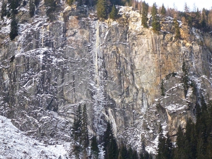 Maltatal - 15/12/2012: Markus Pucher and Alois Krenn establishing Schwarzer Engel (WI7+, M7, E6, 160m) in the Maltatal, Austria.