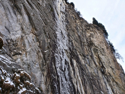 Maltatal - 15/12/2012: Markus Pucher and Alois Krenn establishing Schwarzer Engel (WI7+, M7, E6, 160m) in the Maltatal, Austria.