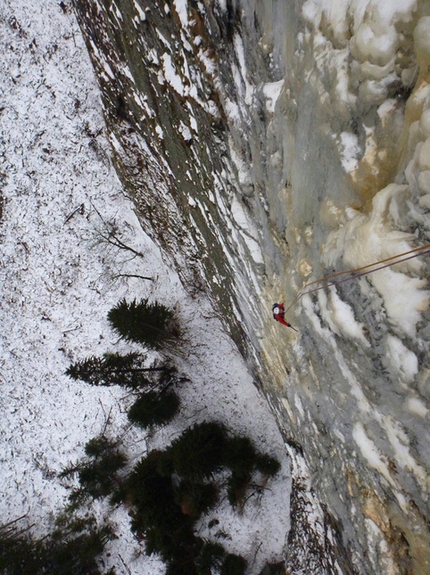 Maltatal - 15/12/2012: Markus Pucher e Alois Krenn durante l'apertura di Schwarzer Engel (WI7+, M7, E6, 160m) nel Maltatal, Austria.