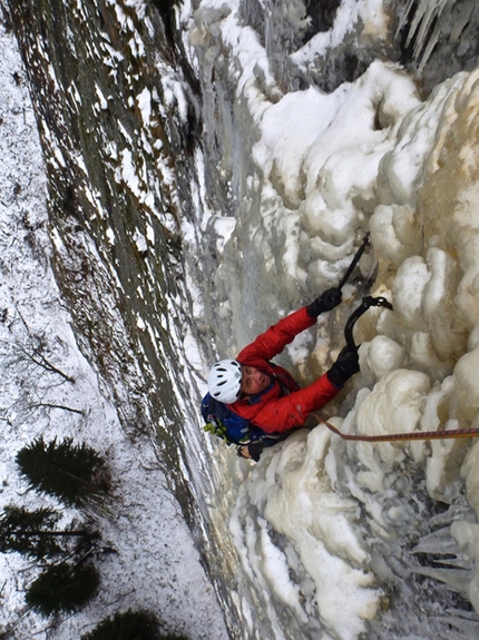 Maltatal - 15/12/2012: Markus Pucher and Alois Krenn establishing Schwarzer Engel (WI7+, M7, E6, 160m) in the Maltatal, Austria.