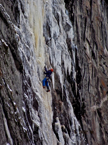 Maltatal - 15/12/2012: Markus Pucher e Alois Krenn durante l'apertura di Schwarzer Engel (WI7+, M7, E6, 160m) nel Maltatal, Austria.