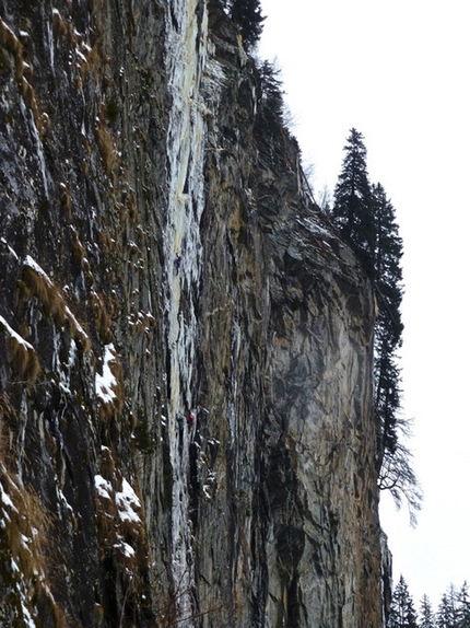 Maltatal - 15/12/2012: Markus Pucher and Alois Krenn establishing Schwarzer Engel (WI7+, M7, E6, 160m) in the Maltatal, Austria.