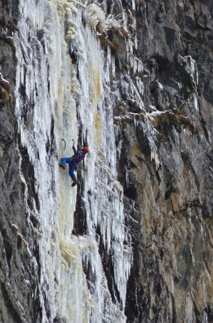 Maltatal - 15/12/2012: Markus Pucher e Alois Krenn durante l'apertura di Schwarzer Engel (WI7+, M7, E6, 160m) nel Maltatal, Austria.