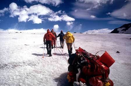 Cerro Torre 1974, Ragni di Lecco - Transporting gear on sledges to the base of the Torre.