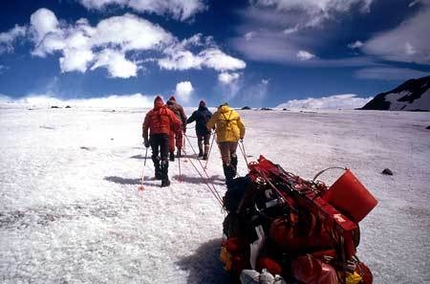 Cerro Torre 1974, Ragni di Lecco - Trasporto materiali su slitte verso la base del Torre