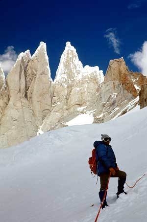 Cerro Torre 1974, Ragni di Lecco - Casimiro Ferrari al Filo Rosso inizia la salita del Torre