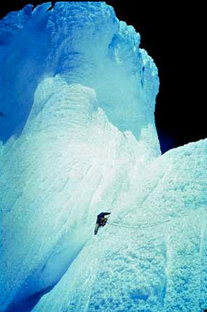 Cerro Torre 1974, Ragni di Lecco - Casimiro Ferrari sotto il fungo finale della vetta Egger